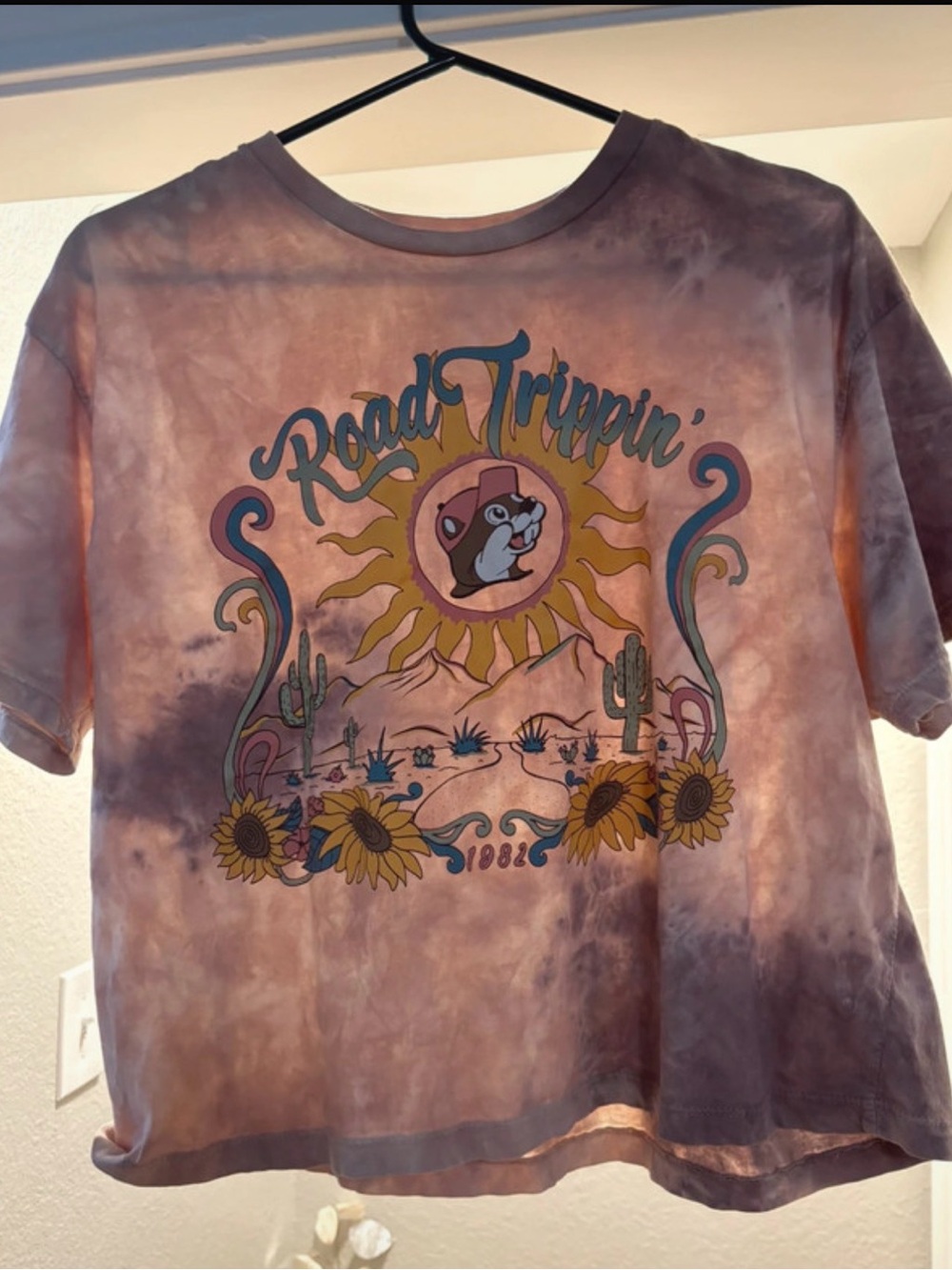 Buc-ee's Road Trippin' 1982 crop top - Picture 2 of 3
